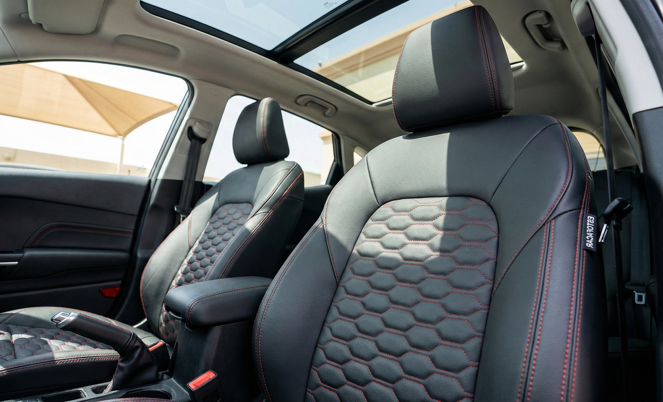 Interior automotivo personalizado com acabamento premium